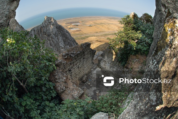 Siyəzən rayonunun Qalaşıxı kəndində yerləşən Beşbarmaq dağı