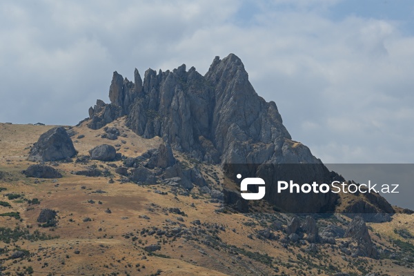 Siyəzən rayonunun Qalaşıxı kəndində yerləşən Beşbarmaq dağı