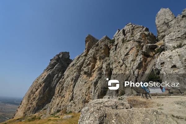 Siyəzən rayonunun Qalaşıxı kəndində yerləşən Beşbarmaq dağı