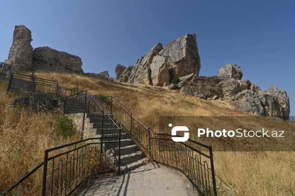 Siyəzən rayonunun Qalaşıxı kəndində yerləşən Beşbarmaq dağı