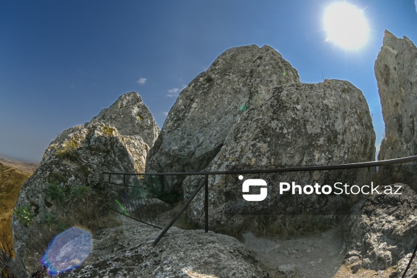 Siyəzən rayonunun Qalaşıxı kəndində yerləşən Beşbarmaq dağı