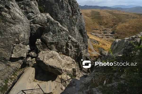 Siyəzən rayonunun Qalaşıxı kəndində yerləşən Beşbarmaq dağı