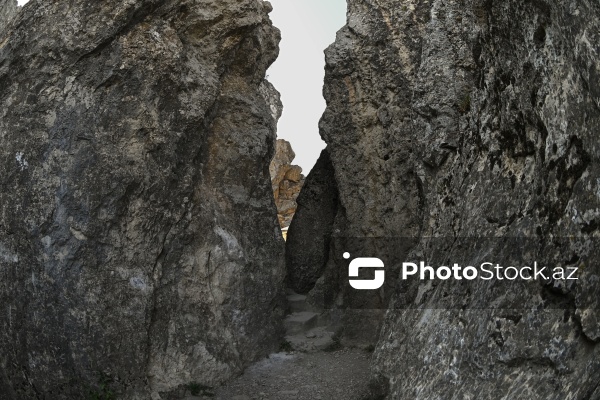 Siyəzən rayonunun Qalaşıxı kəndində yerləşən Beşbarmaq dağı