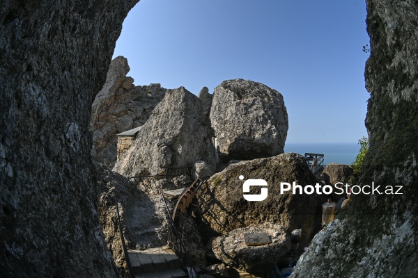 Siyəzən rayonunun Qalaşıxı kəndində yerləşən Beşbarmaq dağı