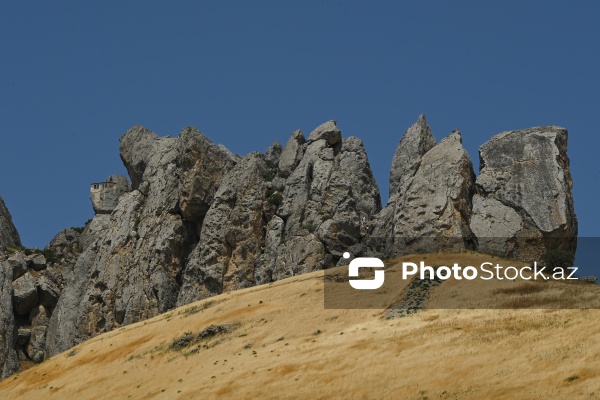 Siyəzən rayonunun Qalaşıxı kəndində yerləşən Beşbarmaq dağı