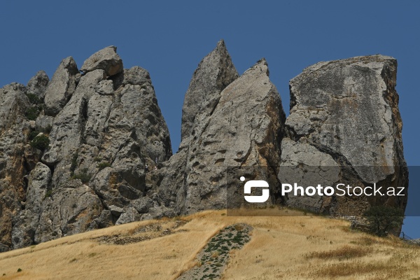 Siyəzən rayonunun Qalaşıxı kəndində yerləşən Beşbarmaq dağı