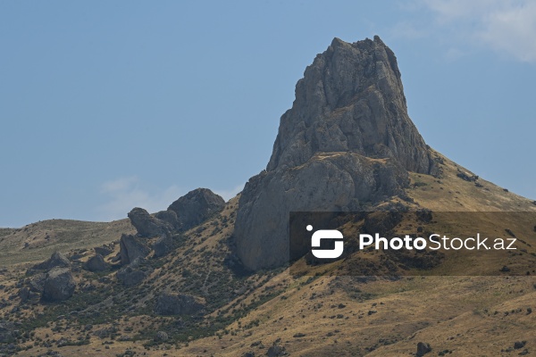 Siyəzən rayonunun Qalaşıxı kəndində yerləşən Beşbarmaq dağı