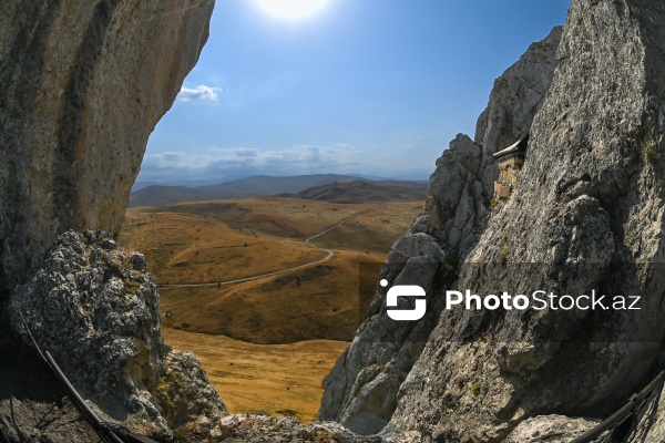 Siyəzən rayonunun Qalaşıxı kəndində yerləşən Beşbarmaq dağı