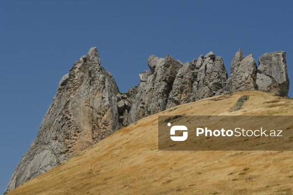Siyəzən rayonunun Qalaşıxı kəndində yerləşən Beşbarmaq dağı
