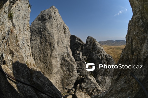 Siyəzən rayonunun Qalaşıxı kəndində yerləşən Beşbarmaq dağı