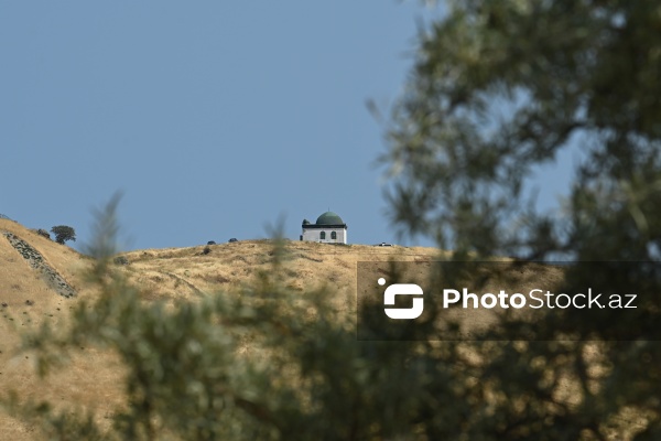 Siyəzən rayonunun Qalaşıxı kəndində yerləşən Beşbarmaq dağı