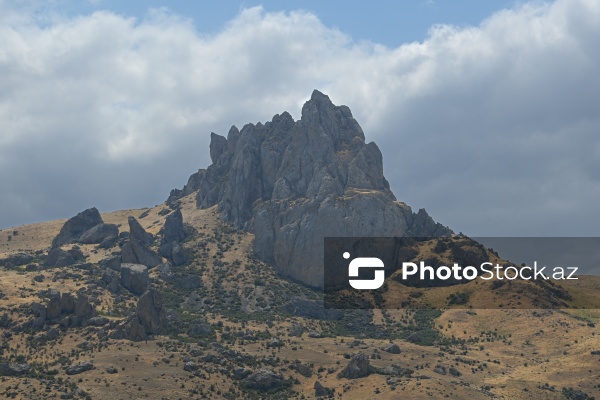 Siyəzən rayonunun Qalaşıxı kəndində yerləşən Beşbarmaq dağı