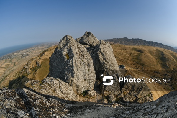 Siyəzən rayonunun Qalaşıxı kəndində yerləşən Beşbarmaq dağı