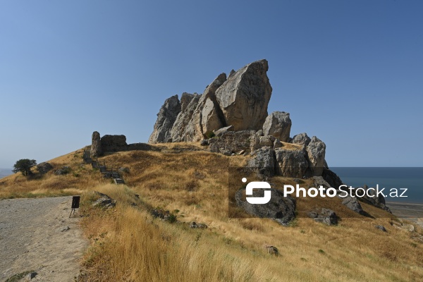 Siyəzən rayonunun Qalaşıxı kəndində yerləşən Beşbarmaq dağı