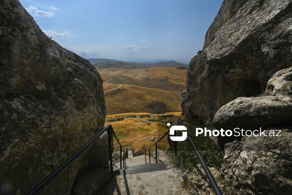 Siyəzən rayonunun Qalaşıxı kəndində yerləşən Beşbarmaq dağı