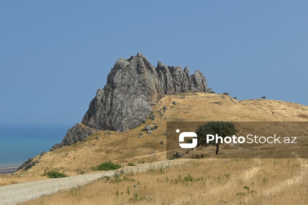 Siyəzən rayonunun Qalaşıxı kəndində yerləşən Beşbarmaq dağı