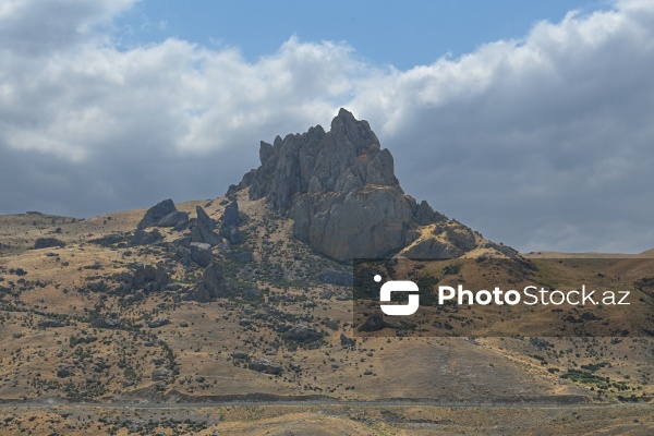 Siyəzən rayonunun Qalaşıxı kəndində yerləşən Beşbarmaq dağı