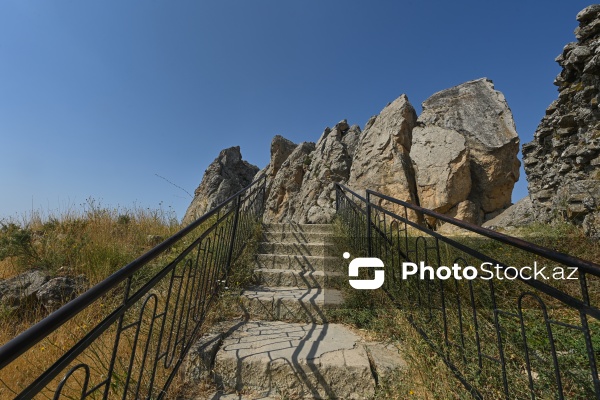 Siyəzən rayonunun Qalaşıxı kəndində yerləşən Beşbarmaq dağı