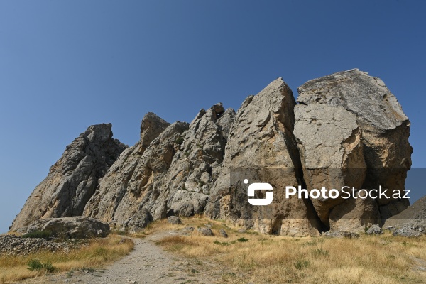 Siyəzən rayonunun Qalaşıxı kəndində yerləşən Beşbarmaq dağı