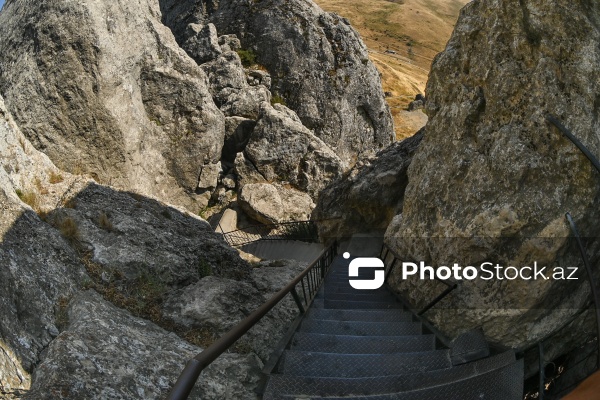 Siyəzən rayonunun Qalaşıxı kəndində yerləşən Beşbarmaq dağı