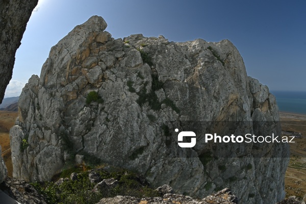 Siyəzən rayonunun Qalaşıxı kəndində yerləşən Beşbarmaq dağı
