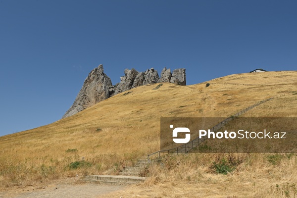 Siyəzən rayonunun Qalaşıxı kəndində yerləşən Beşbarmaq dağı