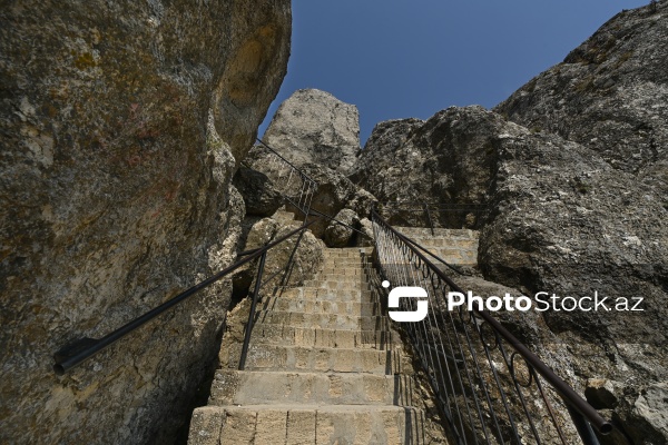 Siyəzən rayonunun Qalaşıxı kəndində yerləşən Beşbarmaq dağı