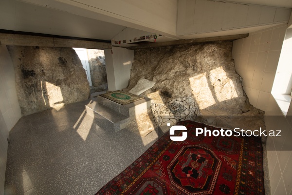 Siyəzən rayonunun Qalaşıxı kəndində yerləşən Beşbarmaq dağı