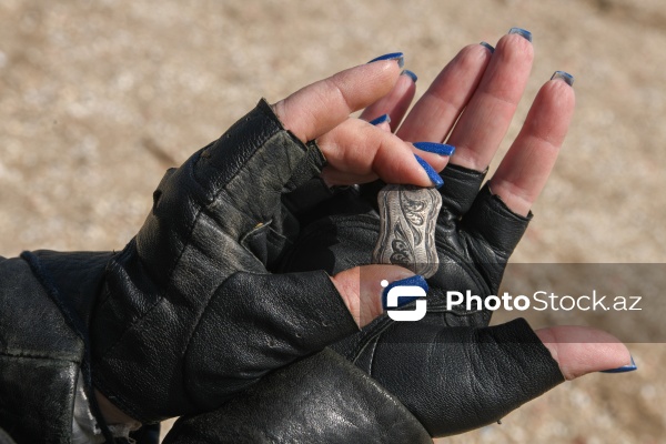 Metal detektoru ilə Xəzər sahilində dəyərli əşyalar axtaran Svetlana Kazımova