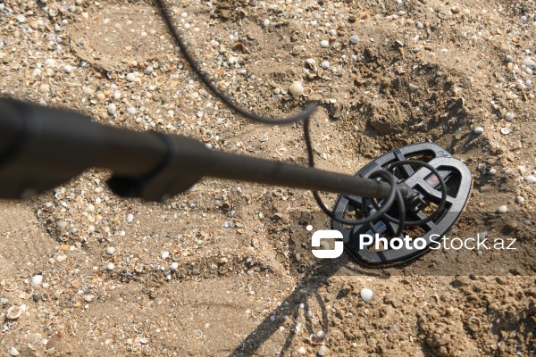 Metal detektoru ilə Xəzər sahilində dəyərli əşyalar axtaran Svetlana Kazımova