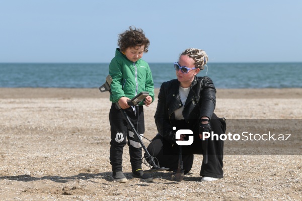 Metal detektoru ilə Xəzər sahilində dəyərli əşyalar axtaran Svetlana Kazımova