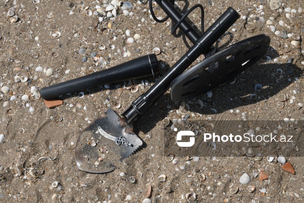 Metal detektoru ilə Xəzər sahilində dəyərli əşyalar axtaran Svetlana Kazımova