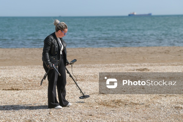 Metal detektoru ilə Xəzər sahilində dəyərli əşyalar axtaran Svetlana Kazımova