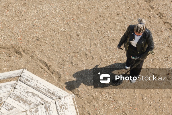 Metal detektoru ilə Xəzər sahilində dəyərli əşyalar axtaran Svetlana Kazımova