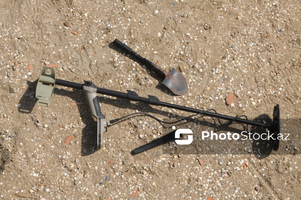 Metal detektoru ilə Xəzər sahilində dəyərli əşyalar axtaran Svetlana Kazımova