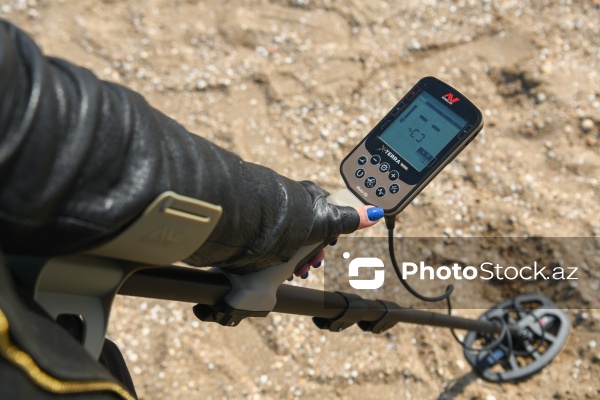 Metal detektoru ilə Xəzər sahilində dəyərli əşyalar axtaran Svetlana Kazımova