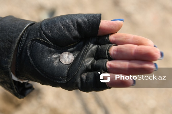 Metal detektoru ilə Xəzər sahilində dəyərli əşyalar axtaran Svetlana Kazımova