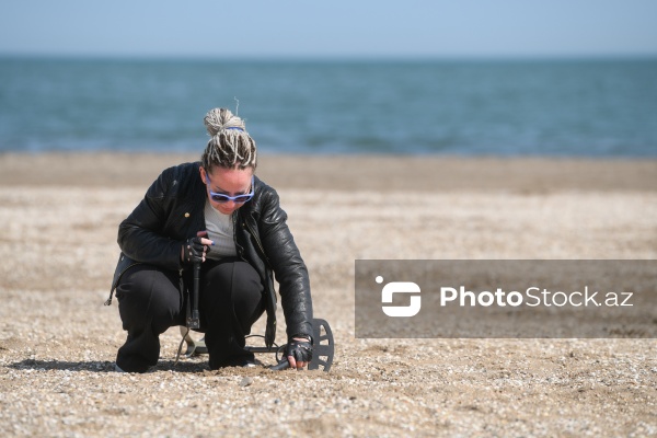 Metal detektoru ilə Xəzər sahilində dəyərli əşyalar axtaran Svetlana Kazımova