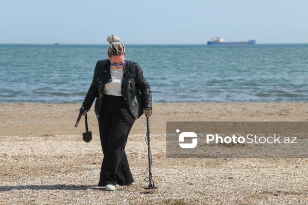 Metal detektoru ilə Xəzər sahilində dəyərli əşyalar axtaran Svetlana Kazımova