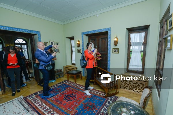 Diplomatlar Şuşada Mehmandarovların malikanəsini ziyarət ediblər