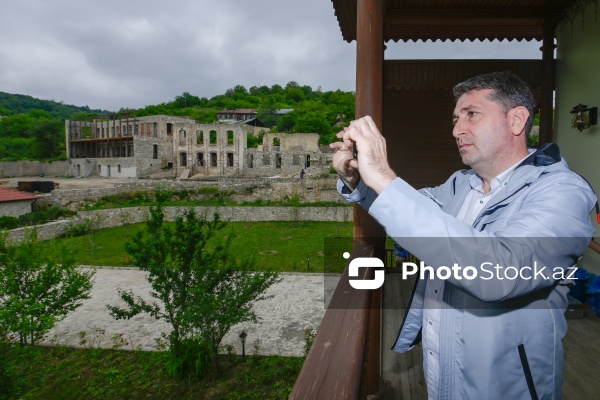 Diplomatlar Şuşada Mehmandarovların malikanəsini ziyarət ediblər