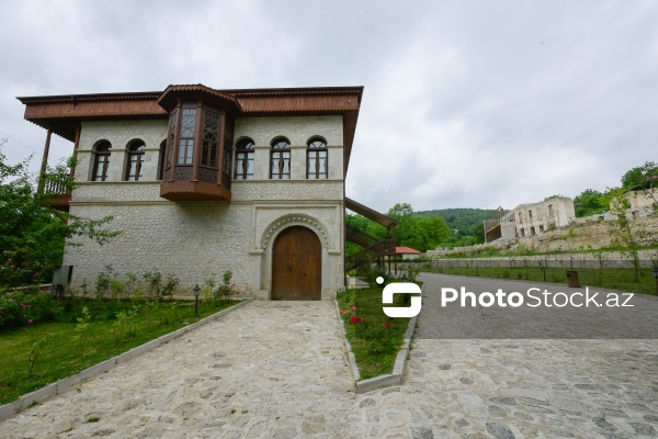 Diplomatlar Şuşada Mehmandarovların malikanəsini ziyarət ediblər