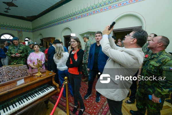 Diplomatlar Şuşada Mehmandarovların malikanəsini ziyarət ediblər
