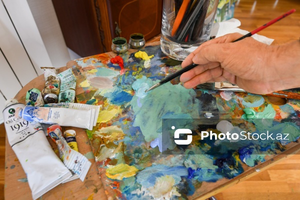 Doğulduğu Bakı şəhərindən ilham alan rəssam Tahir Şıxəliyev