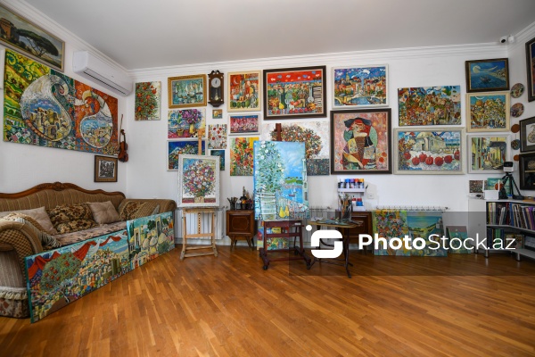 Doğulduğu Bakı şəhərindən ilham alan rəssam Tahir Şıxəliyev