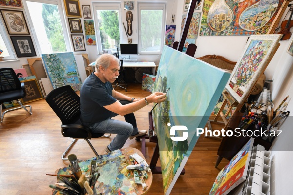 Doğulduğu Bakı şəhərindən ilham alan rəssam Tahir Şıxəliyev