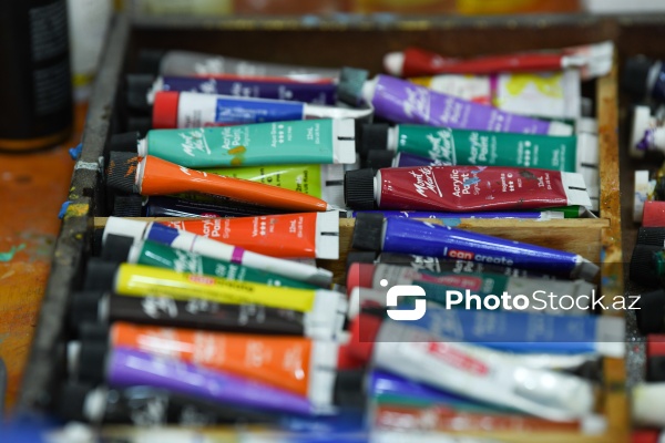 Doğulduğu Bakı şəhərindən ilham alan rəssam Tahir Şıxəliyev