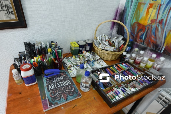 Doğulduğu Bakı şəhərindən ilham alan rəssam Tahir Şıxəliyev