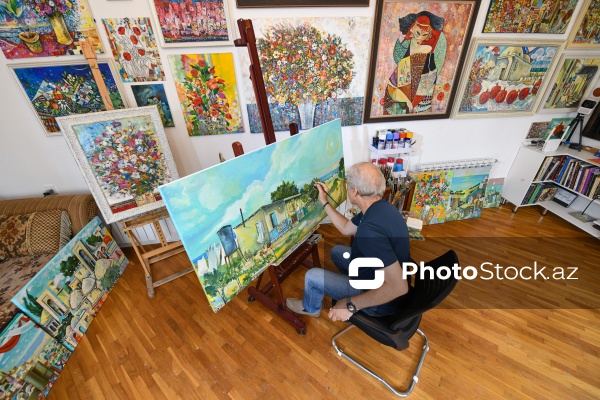 Doğulduğu Bakı şəhərindən ilham alan rəssam Tahir Şıxəliyev