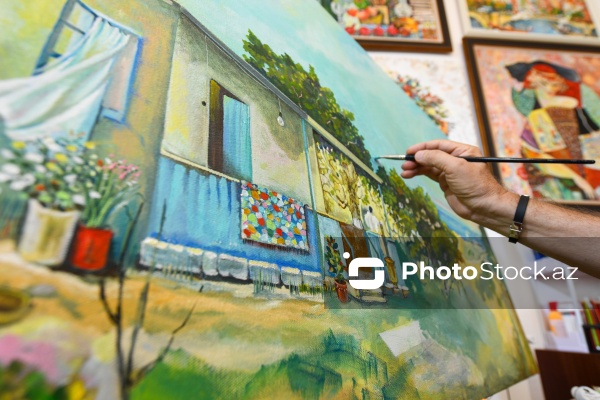 Doğulduğu Bakı şəhərindən ilham alan rəssam Tahir Şıxəliyev